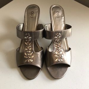 Silver jeweled 👠 heels